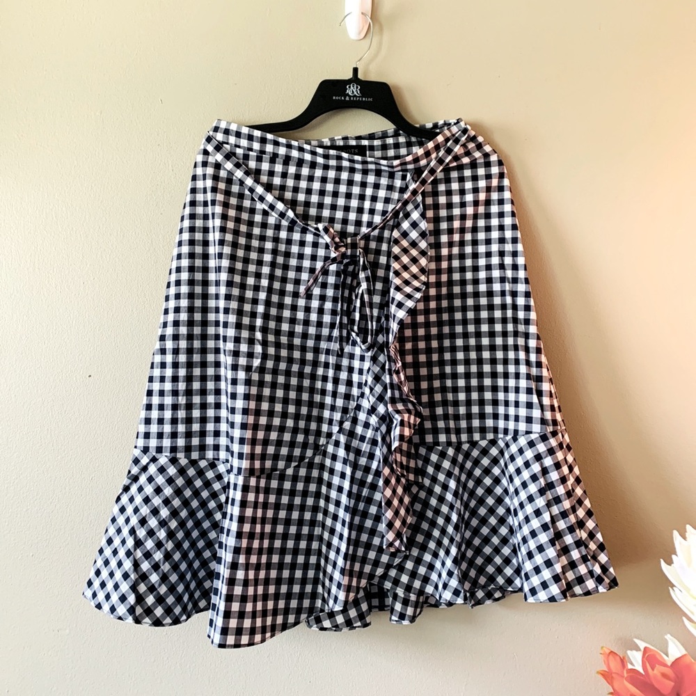 Beautiful  Talbots petite Skirt with ruffle & belt